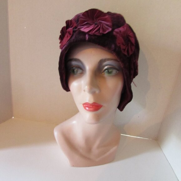 Deco Era Cloche Hat Burgundy Velvet Burgundy Rosettes 1920 Style - Picture 10 of 12